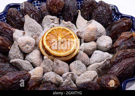 tranches d'orange séchées, figues saupoudrées de farine de riz et de dattes jumbo medjoul. Banque D'Images