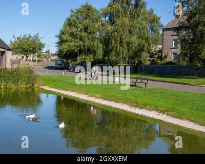 Le canard étang dans le joli village de Peak District, Derbyshire, Royaume-Uni Hartington Banque D'Images