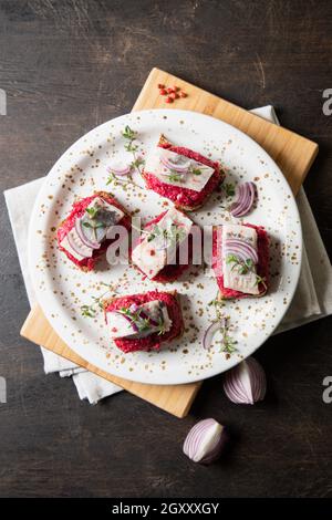 hors-d'œuvre de hareng. Hareng avec betteraves sur pain de seigle. Concept d'alimentation du cerveau. Cuisine maison. Banque D'Images