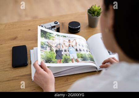 Regarder l'album photo de famille. Livre de mémoire Banque D'Images