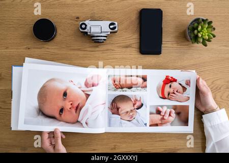 Regarder l'album photo de famille. Livre de mémoire Banque D'Images