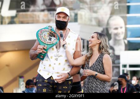 Las Vegas, États-Unis. 06e octobre 2021. Tyson Fury (à gauche) parle sur scène avec Crysina Poncher lors des arrivées officielles pour le match de boxe Heavyweight de Tyson Fury contre Deontay Wilder III à 12 tours, à la T-Mobile Arena de Las Vegas, Nevada, le mardi 5 octobre 2021. Photo de James Atoa/UPI crédit: UPI/Alay Live News Banque D'Images