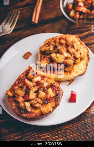 Toasts à la française avec apple à la cannelle caramélisée Banque D'Images