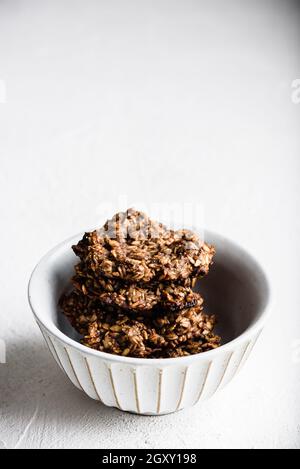 Biscuits aux flocons d'avoine à la banane avec tartiner au chocolat dans un bol Banque D'Images