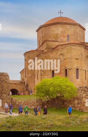 Mtskheta (Géorgie) - 28 Avril 2017 : personnes près de monastère orthodoxe de Jvari sur la colline près de Mtskheta, l'est de la Géorgie Banque D'Images