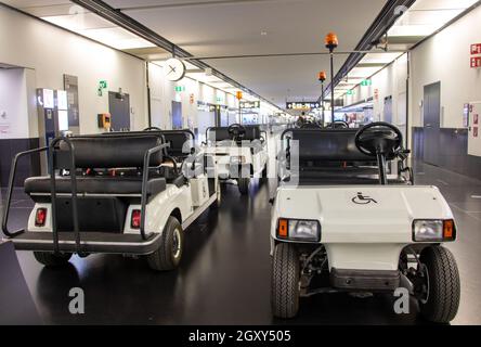 Un groupe de véhicules électriques pour les passagers garés dans le couloir du terminal Banque D'Images