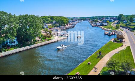 Canal de la rivière avec bateaux et rangée de bateaux à quai Banque D'Images