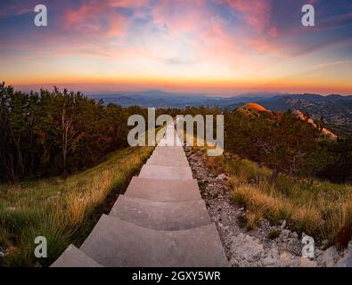 Scène de coucher de soleil au mausolée de Njegos sur la montagne Lovcen, Monténégro, Europe. Banque D'Images