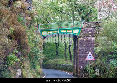 Pont peint sur un chemin de fer historique à voie étroite au pays de Galles au Royaume-Uni Banque D'Images