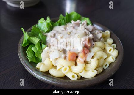 Macaroni sauce crémeuse blanche au porc . Banque D'Images