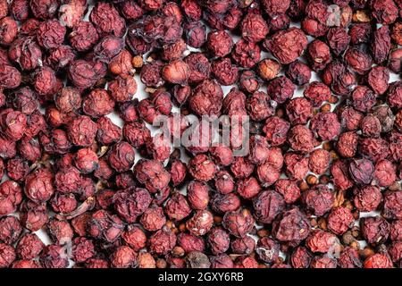 Contexte alimentaire - baies de magnolia séchées (fruits Schisandra chinensis) Banque D'Images