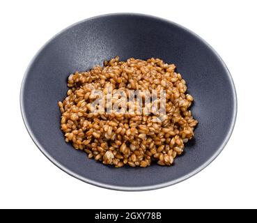 porridge cuit de seigle entier dans un bol gris isolé sur arrière-plan blanc Banque D'Images