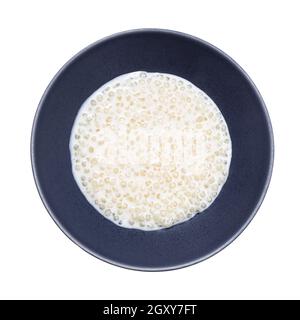 vue de dessus du sabudana bouilli (tapioca sago) dans un bol gris isolé sur fond blanc Banque D'Images