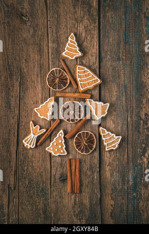 Arbre de Noël en pain d'épice, cannelle et citron sur fond de bois.Vue de dessus, verticale. Banque D'Images