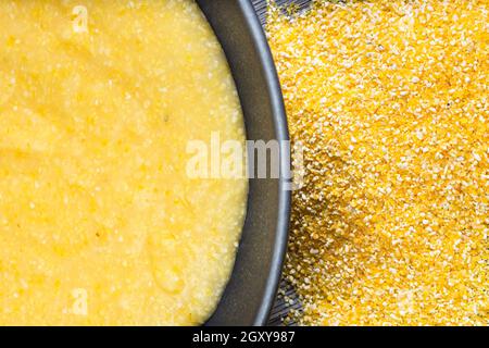vue de dessus de porridge de maïs cuit dans le bol gris et table en bois gris semoule de maïs Banque D'Images