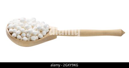 perles brutes de tapioca dans une cuillère en bois isolée sur fond blanc Banque D'Images