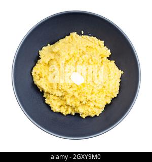 vue de dessus de porridge beurré de millet proso en gris bol isolé sur fond blanc Banque D'Images