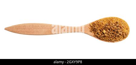 vue de dessus du sucre granulé de fleur de noix de coco dans une cuillère en bois isolé sur fond blanc Banque D'Images