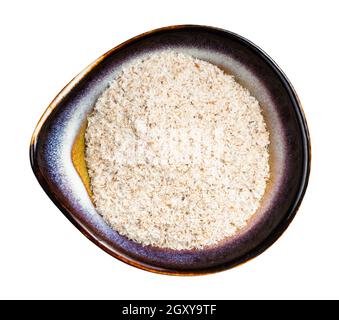 vue de dessus de la coque de psyllium dans un bol en céramique isolé sur arrière-plan blanc Banque D'Images