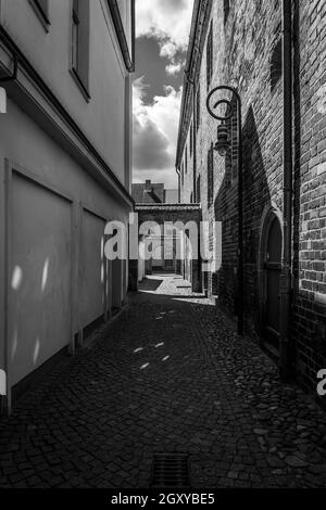 Rues de la vieille ville. Juterbog est une ville historique du nord-est de l'Allemagne, dans le quartier de Brandebourg. Noir et blanc. Banque D'Images