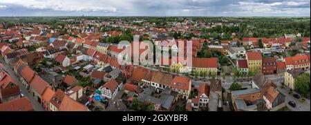 Vue panoramique sur la vieille ville de Juterbog depuis la hauteur du clocher de l'église Saint-Nicolas.Juterbog est une ville historique dans le nord-est de G Banque D'Images