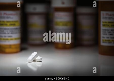 L'hydrocodone Pills et bouteilles d'ordonnance en vertu de Spot Light. Banque D'Images