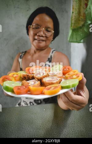 Femme asiatique partageant le cordon bleu Banque D'Images