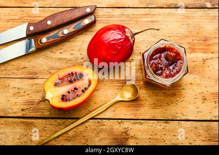 Délicieux confiture de tamarillo exotique dans un pot en verre Banque D'Images