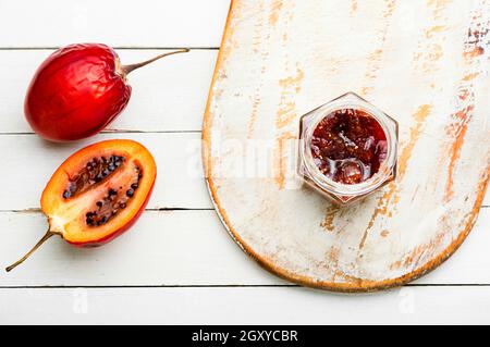 Délicieux confiture de tamarillo exotique dans un pot en verre Banque D'Images