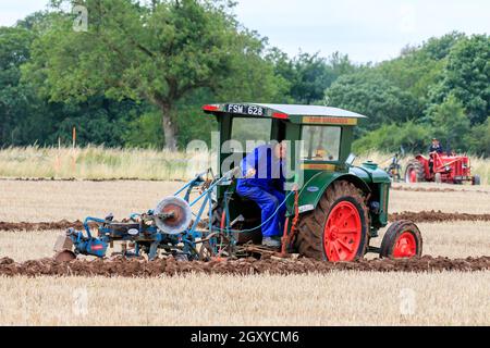 Middleshaw, Écosse - 16 août 2020 : labourage d'un tracteur Fordson d'époque avec une charrue Ransomes d'époque Banque D'Images