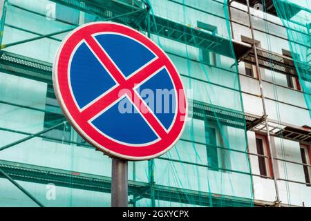 Ne pas bloquer le panneau de signalisation contre le chantier de construction avec des échafaudages Banque D'Images