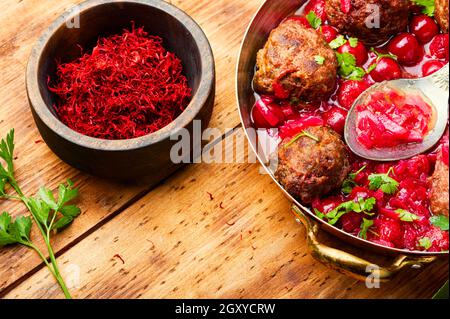 Délicieux boulettes de kufta ou d'agneau à la sauce aux cerises Banque D'Images