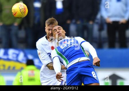 Pontus Jansson de Leeds United et James Vaughan de Wigan Athletic se disputent un titre Banque D'Images