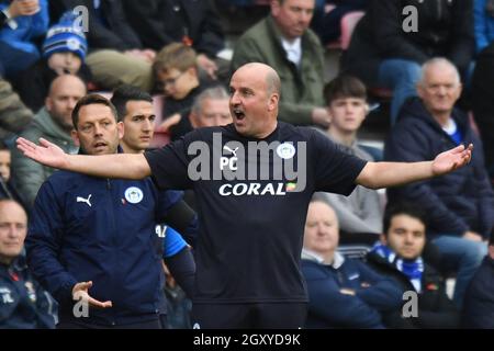 Le directeur de Wigan Athletic, Paul Cook, réagit sur l'écran tactile Banque D'Images