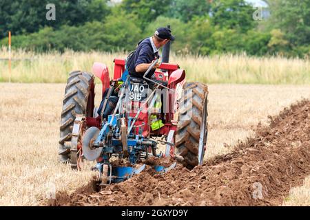 Middleshaw, Écosse - 16 août 2020 : le tracteur Vintage McCormick International B-250 se disputant un match de labour local Banque D'Images