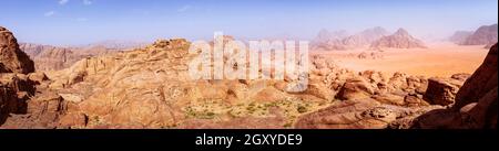 Panorama éclatant et coloré du désert de Wadi Rum en Jordanie, vu de Burdah Rock Mountain. Voyages et tourisme en Jordanie Banque D'Images