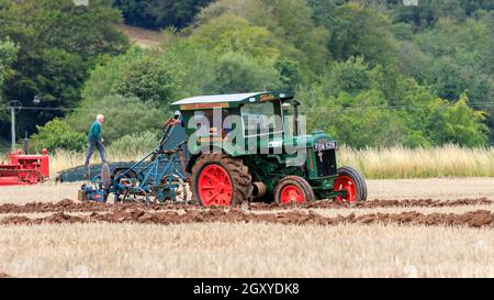 Middleshaw, Écosse - 16 août 2020 : labourage d'un tracteur Fordson d'époque avec une charrue Ransomes d'époque Banque D'Images