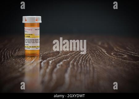 Non-Proprietary Prescription Medicine Bottle on Reflective Surface en bois. Banque D'Images