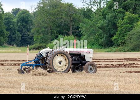 Middleshaw, Écosse - 16 août 2020 : tracteur Old David Brown 990 équipé d'une charrue hydraulique à deux sillons Banque D'Images