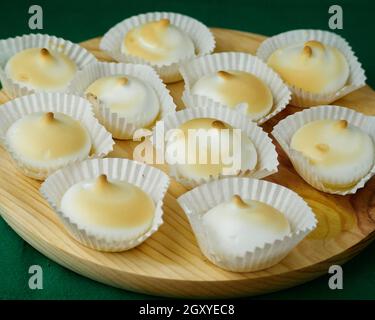 Plusieurs desserts français meringues en silicone moules sur une assiette ronde en bois Banque D'Images