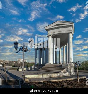 Vorontsov Colonnade dans le centre historique d'Odessa, en Ukraine, un matin d'été nuageux Banque D'Images