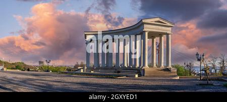 Vorontsov Colonnade dans le centre historique d'Odessa, en Ukraine, un matin d'été nuageux Banque D'Images