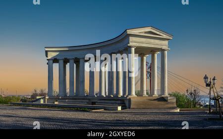 Vorontsov Colonnade dans le centre historique d'Odessa, en Ukraine, un matin d'été nuageux Banque D'Images