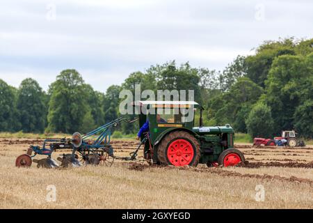 Middleshaw, Écosse - 16 août 2020 : labourage d'un tracteur Fordson d'époque avec une charrue Ransomes d'époque Banque D'Images