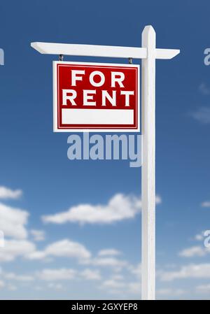 Gauche face à Loyer Immobilier signe sur un ciel bleu avec des nuages. Banque D'Images