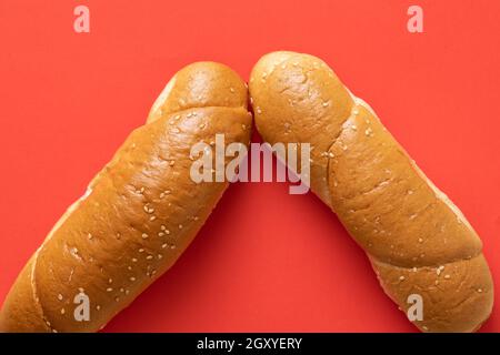 Rouleaux frais sur fond rouge Banque D'Images