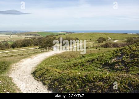 Vue sur la campagne depuis Cissbury Ring sur South Downs en direction de la Manche et de la côte à Worthing, West Sussex, Angleterre Banque D'Images