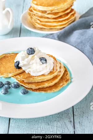 Crêpes aux myrtilles fraîches et à la crème fouettée Banque D'Images