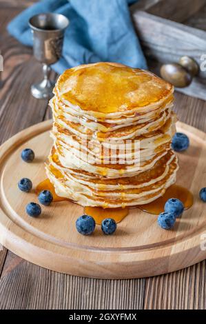 Des crêpes au sirop d'érable et bleuets frais Banque D'Images