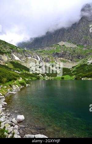 Paysage dans les Hautes Tatras avec les montagnes, le lac de Velicke pleso et la cascade Vélicky vodopad. Slovaquie. Banque D'Images